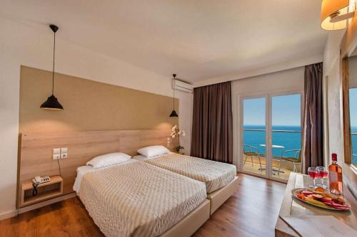 Imagen de la habitación del Hotel Evia Riviera Resort by Anayia. Foto 18