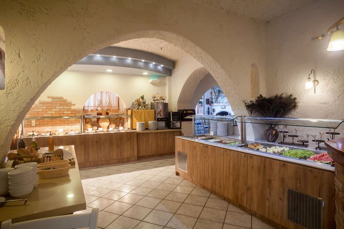 Imagen del bar/restaurante del Hotel Evina Rooms and Suites. Foto 5