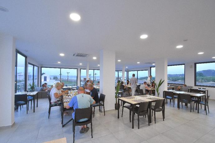 Imagen del bar/restaurante del Hotel Evita Bay. Foto 7