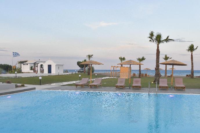 Imagen de la piscina del Hotel Evita Bay. Foto 16