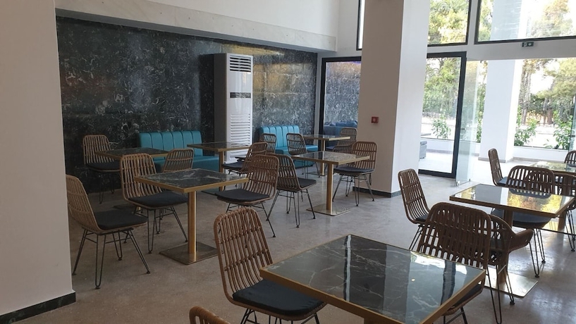 Imagen del bar/restaurante del Hotel Evita Blue. Foto 3
