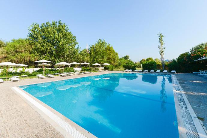 Imagen de la piscina del Hotel Evita Elite. Foto 15