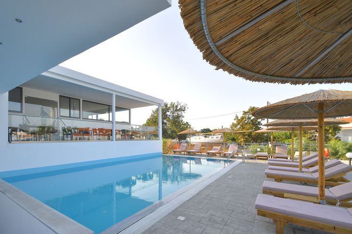 Imagen de la piscina del Hotel Evita Mare. Foto 9