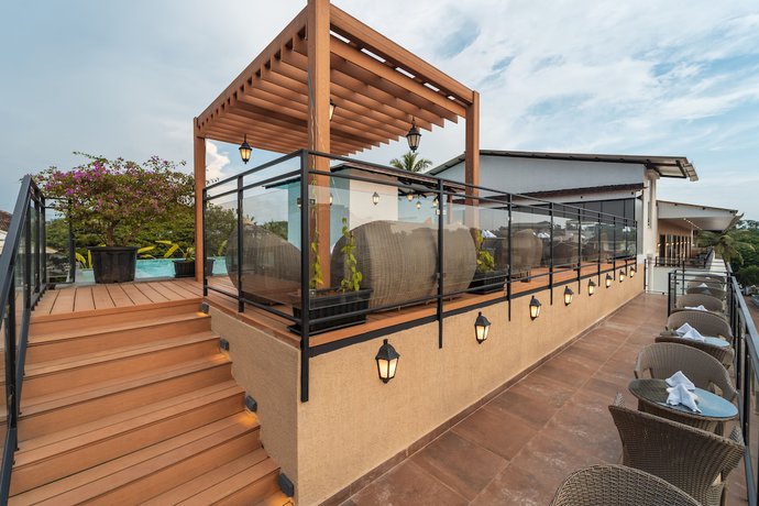 Imagen de la piscina del Hotel Evoke Premium Candolim North Goa. Foto 20
