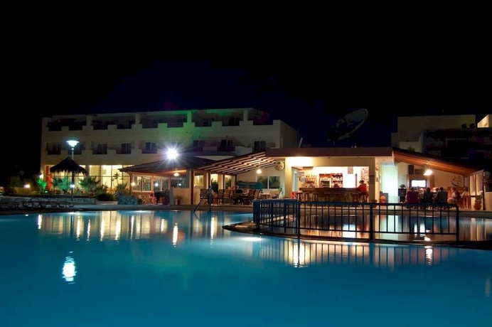 Imagen de la piscina del Hotel Evripides Village. Foto 14