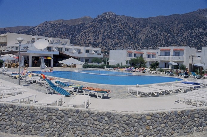 Imagen de la piscina del Hotel Evripides Village. Foto 15