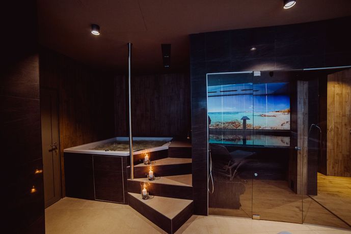 Imagen de la piscina del Hotel Evva Business and Wellness. Foto 19