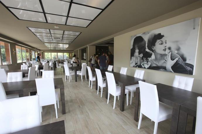 Imagen del bar/restaurante del Hotel Excel Milano 3. Foto 14