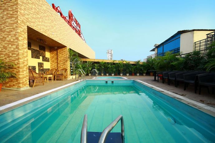 Imagen de la piscina del Hotel Excellency, Bhubaneswar. Foto 9