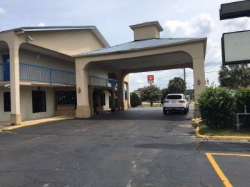 Imagen de la habitación del Hotel Excellent Inn & Suites. Foto 2