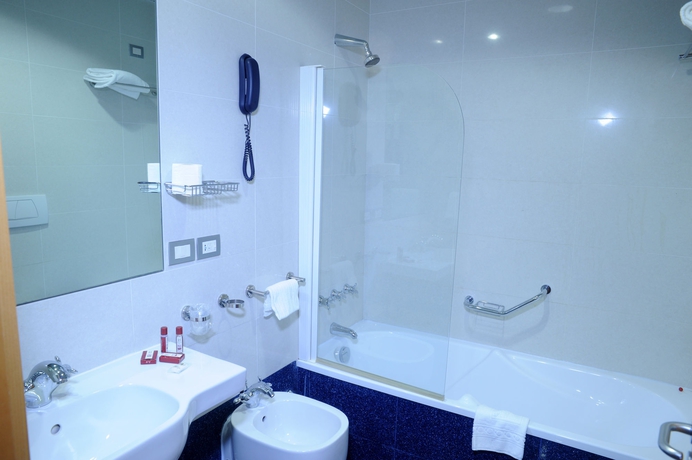 Imagen de la habitación del Hotel Excelsior Bari. Foto 14