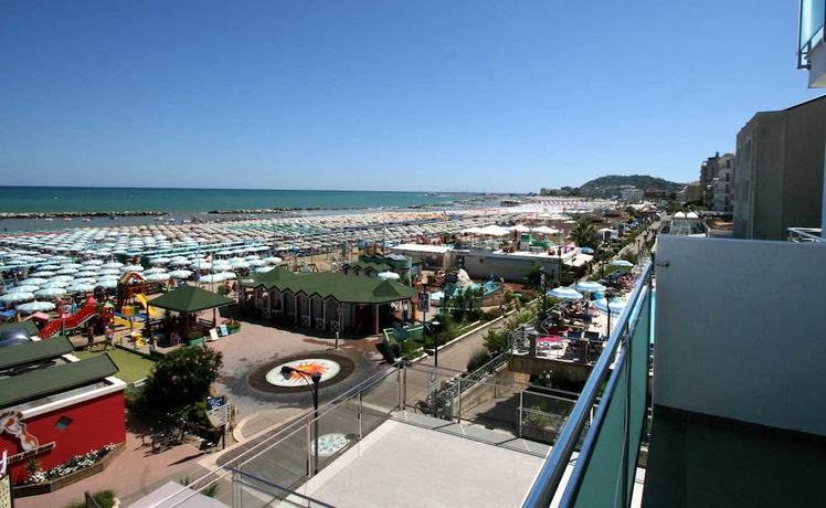 Imagen de los exteriores del Hotel Excelsior, Cattolica. Foto 12