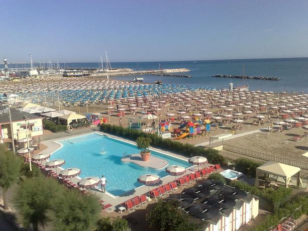 Imagen de los exteriores del Hotel Excelsior, Gabicce Mare. Foto 16