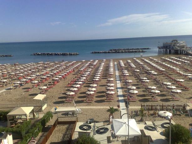 Imagen de los exteriores del Hotel Excelsior, Gabicce Mare. Foto 18
