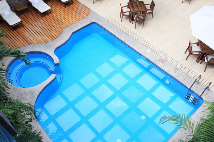 Imagen de la piscina del Hotel Exe Alameda Reforma. Foto 10