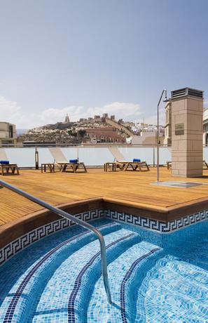 Imagen de la piscina del Hotel Exe Almería Centro. Foto 12