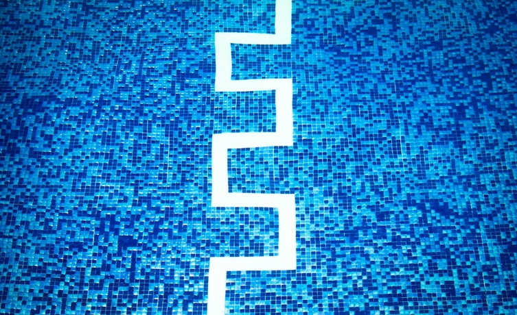 Imagen de la piscina del Hotel Exe Bacata 95. Foto 19