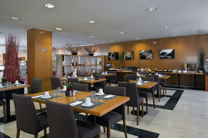 Imagen del bar/restaurante del Hotel Exe Barberà Parc. Foto 2