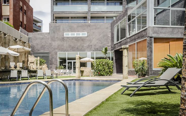 Imagen de la piscina del Hotel Exe Cunit Suites and Spa. Foto 15