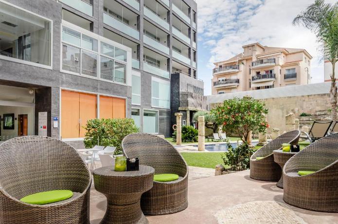 Imagen de la piscina del Hotel Exe Cunit Suites and Spa. Foto 18