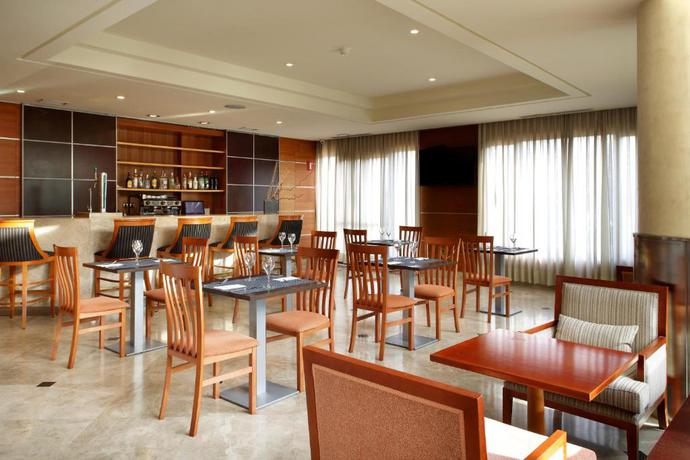 Imagen del bar/restaurante del Hotel Exe Getafe. Foto 2