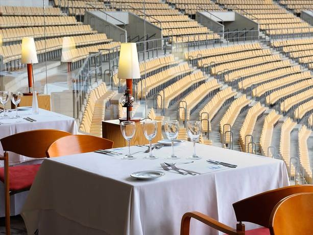 Imagen del bar/restaurante del Hotel Exe Isla Cartuja. Foto 2