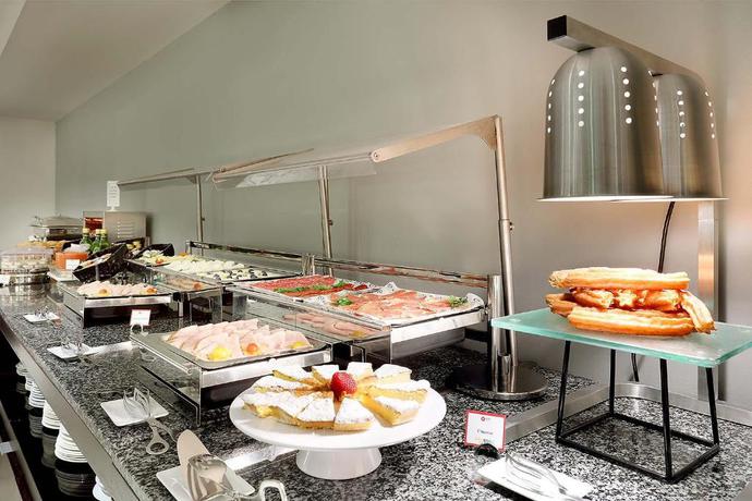 Imagen del bar/restaurante del Hotel Exe Isla Cartuja. Foto 4