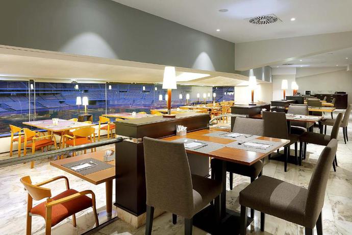 Imagen del bar/restaurante del Hotel Exe Isla Cartuja. Foto 5