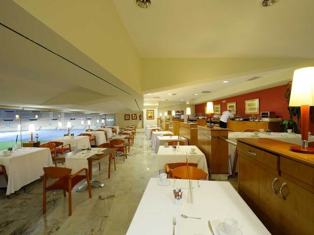 Imagen del bar/restaurante del Hotel Exe Isla Cartuja. Foto 3