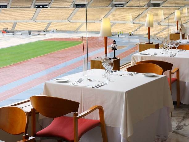 Imagen del bar/restaurante del Hotel Exe Isla Cartuja. Foto 4