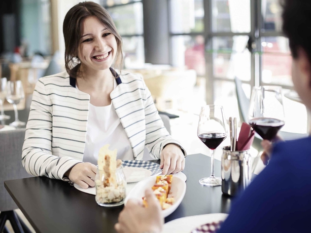 Imagen del bar/restaurante del Hotel Exe Madrid Norte. Foto 7