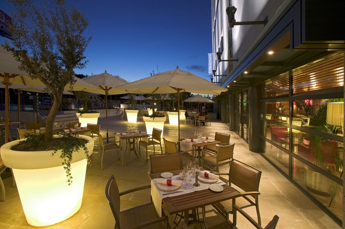 Imagen de la piscina del Hotel Exe Madrid Norte. Foto 16