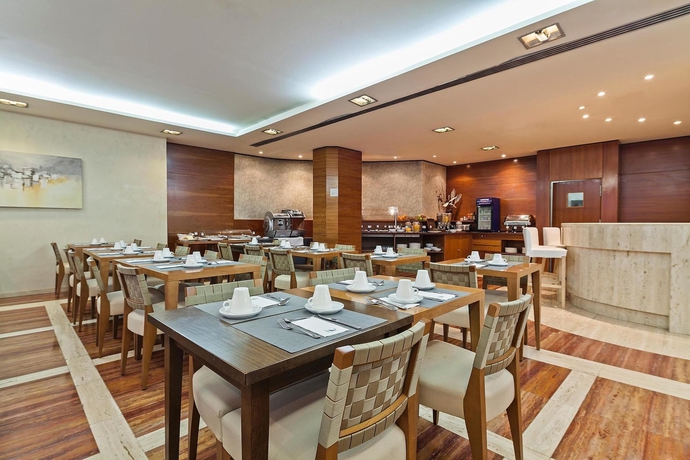 Imagen del bar/restaurante del Hotel Exe Mitre. Foto 1