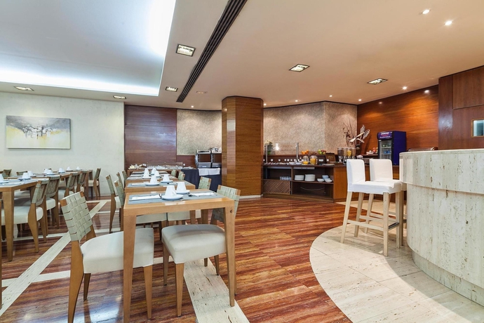 Imagen del bar/restaurante del Hotel Exe Mitre. Foto 2