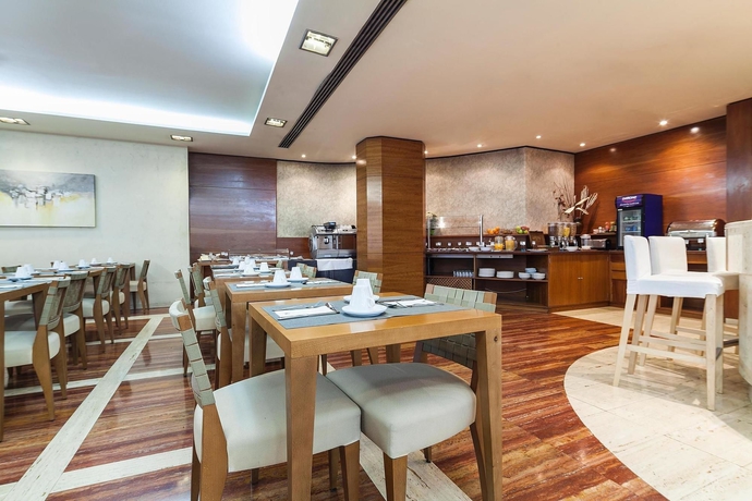 Imagen del bar/restaurante del Hotel Exe Mitre. Foto 4