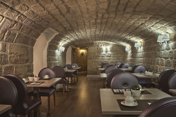 Imagen del bar/restaurante del Hotel Exe Paris Centre. Foto 4