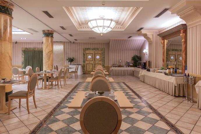 Imagen del bar/restaurante del Hotel Exe Reina Isabel. Foto 2