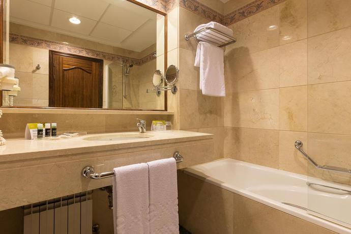 Imagen de la habitación del Hotel Exe Reina Isabel. Foto 7