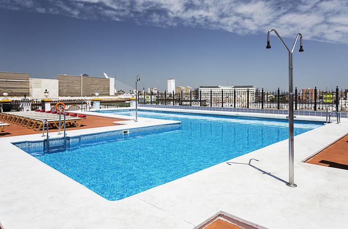 Imagen de la piscina del Hotel Exe Sevilla Macarena. Foto 22