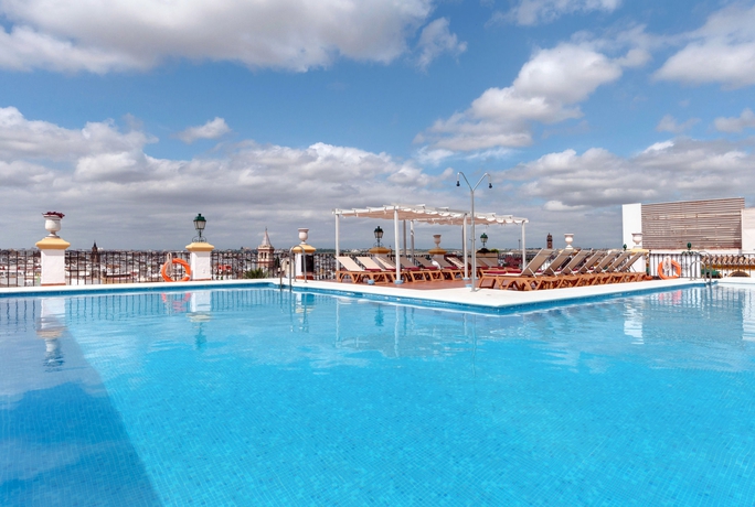 Imagen de la piscina del Hotel Exe Sevilla Macarena. Foto 23