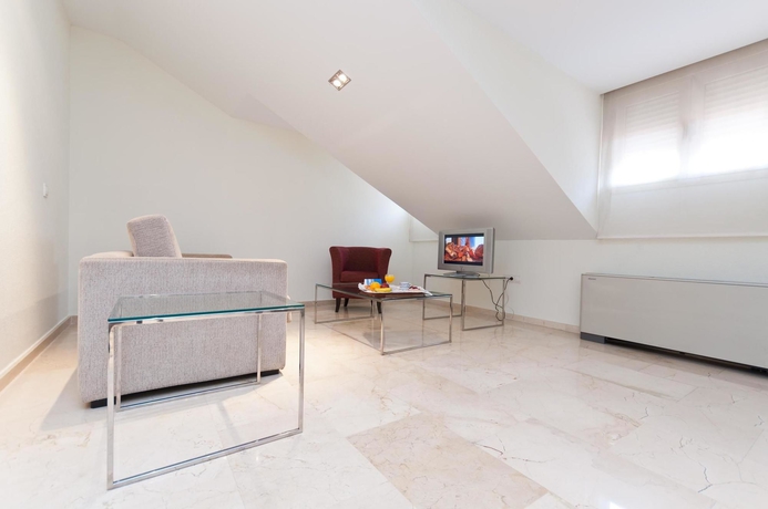 Imagen de los exteriores del Hotel Exe Suites 33. Foto 10