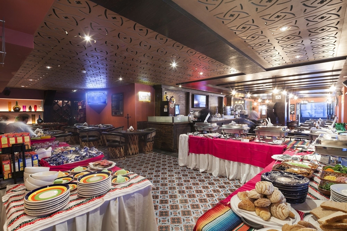 Imagen del bar/restaurante del Hotel Exe Suites San Marino. Foto 4