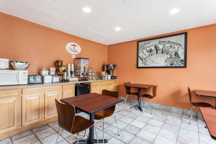Imagen del bar/restaurante del Hotel Executive East Syracuse. Foto 3