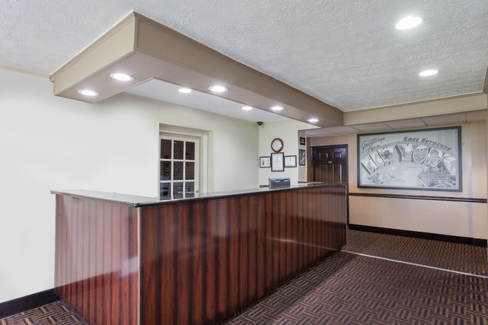Imagen de los interiores del Hotel Executive East Syracuse. Foto 11