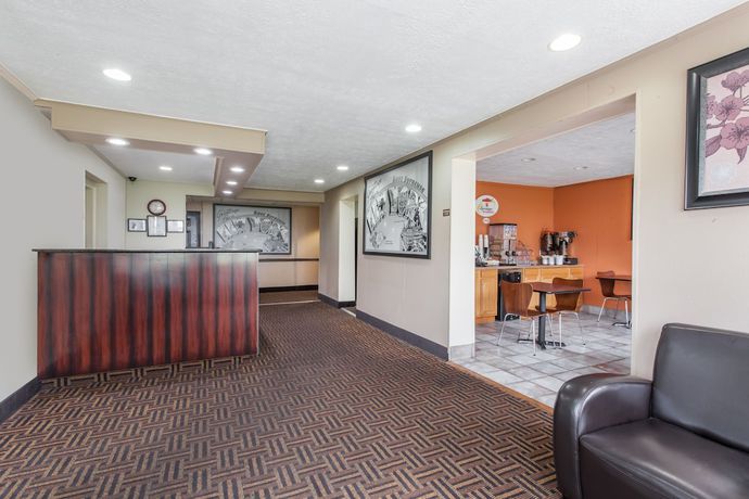 Imagen de los interiores del Hotel Executive East Syracuse. Foto 12
