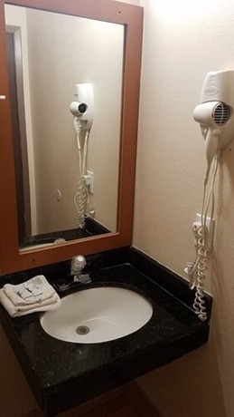 Imagen de la habitación del Hotel Executive Inn And Suites. Foto 9