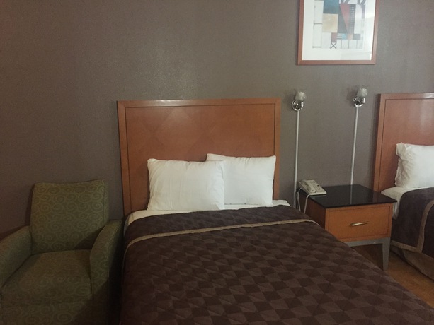 Imagen de la habitación del Hotel Executive Inn And Suites. Foto 10