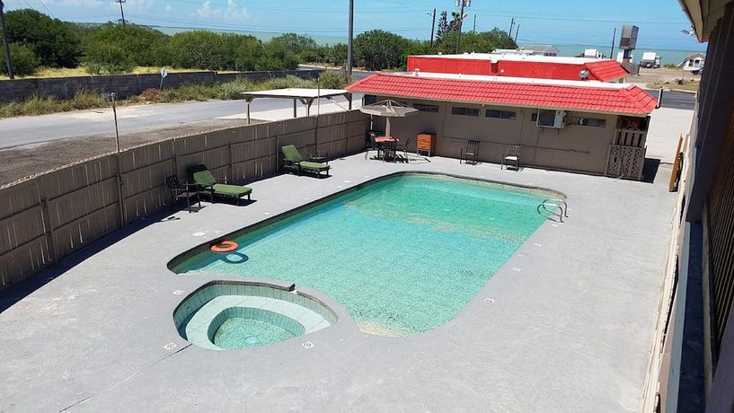 Imagen de la piscina del Hotel Executive Inn And Suites. Foto 17