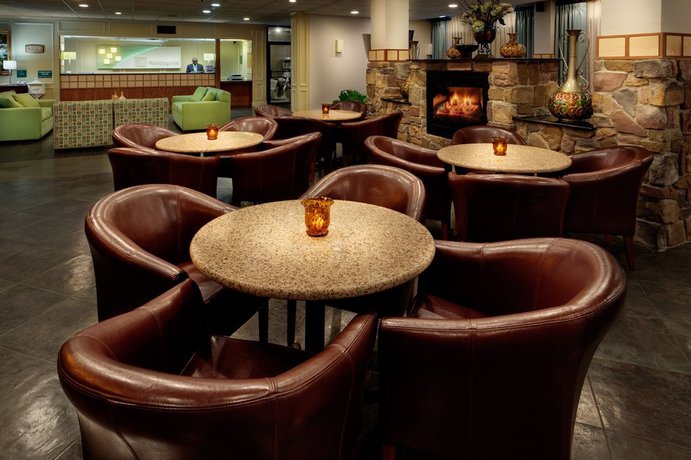 Imagen del bar/restaurante del Hotel Executive Inn - Fort Lee. Foto 8