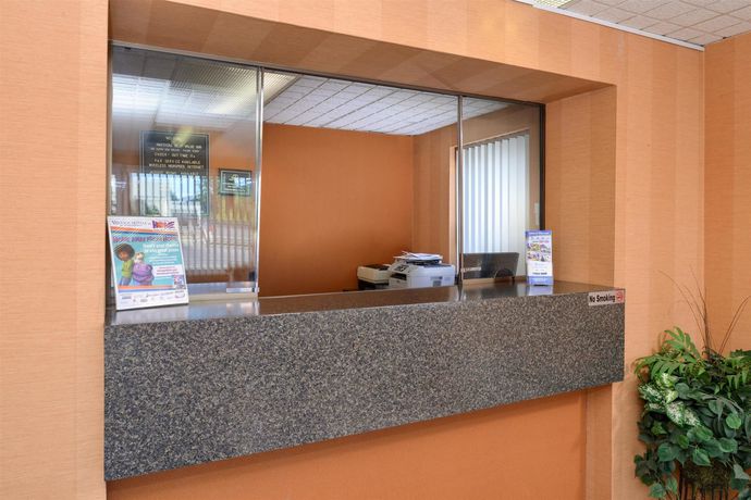 Imagen de los interiores del Hotel Executive Inn, Fort Wayne. Foto 8